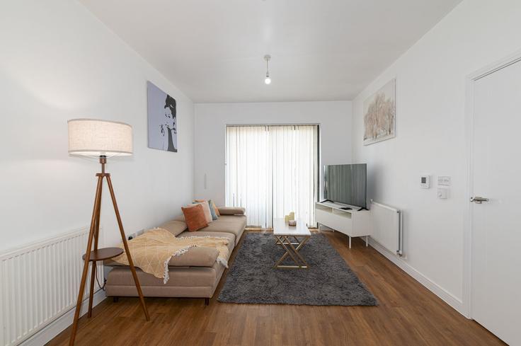 Elegante sala de estar con mobiliario moderno en un apartamento en Building Bramwell Way - passthekeyss - 1557794 en London Borough of Newham, London