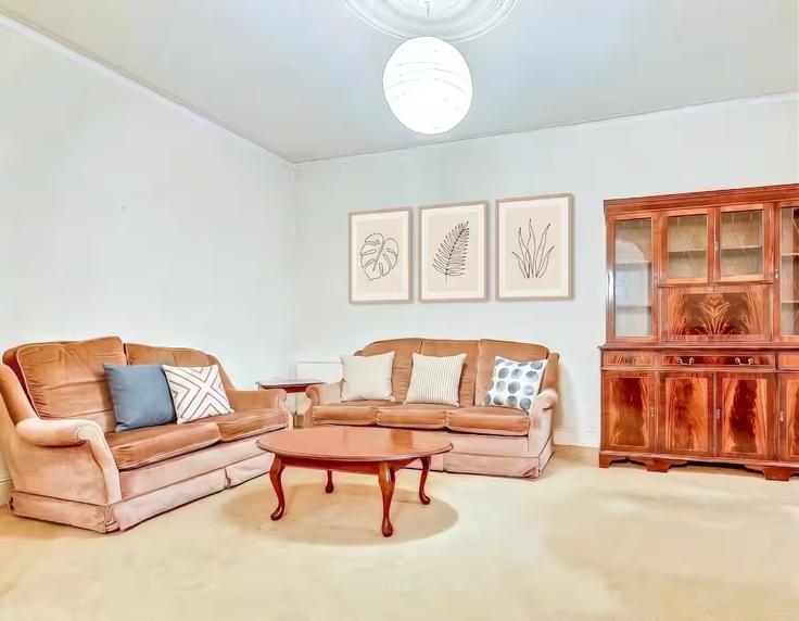 Sala de estar elegantemente projetada com móveis modernos em um apartamento no Building Springcroft Avenue - passthekeyss - 1569639 em London Borough of Haringey, London