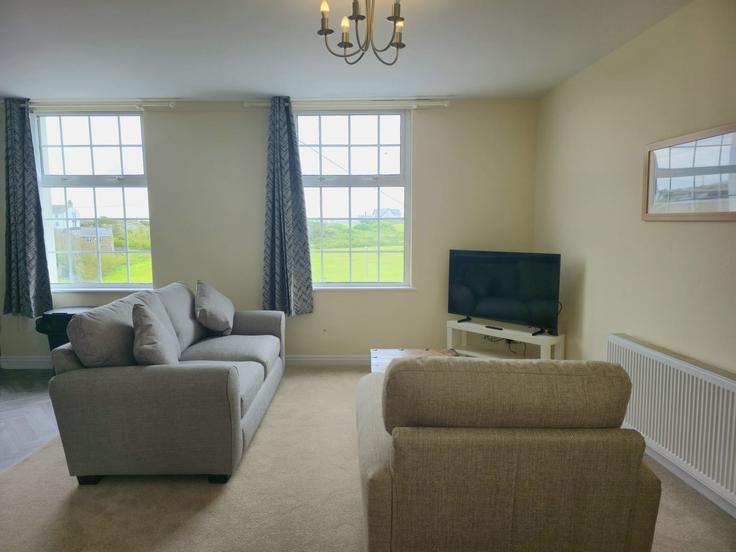 Salle de séjour élégante avec mobilier moderne dans un appartement à Building Mariners Court - passthekeyss - 1646831 à Trearddur, Holyhead