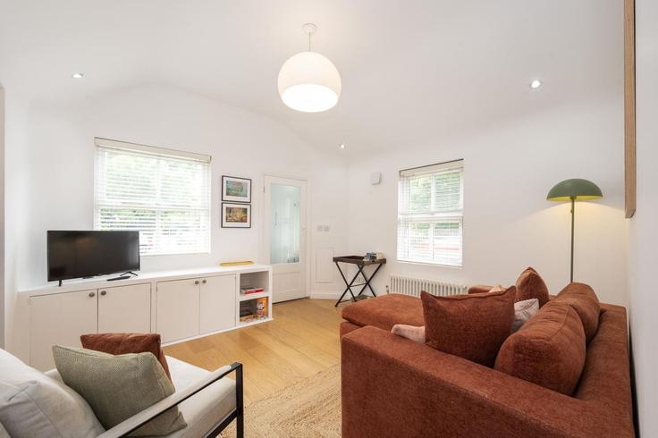 Sala de estar elegantemente projetada com móveis modernos em um apartamento no Building Richmond Road - passthekeyss - 1574521 em London Borough of Richmond upon Thames, Twickenham Sala de estar elegantemente projetada com móveis modernos em um apartamento no Building Richmond Road - passthekeyss - 1574521 em London Borough of Richmond upon Thames, Twickenham