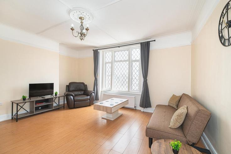 Sala de estar elegantemente projetada com móveis modernos em um apartamento no Building Merton Road - passthekeyss - 1582835 em London Borough of Wandsworth, London Sala de estar elegantemente projetada com móveis modernos em um apartamento no Building Merton Road - passthekeyss - 1582835 em London Borough of Wandsworth, London