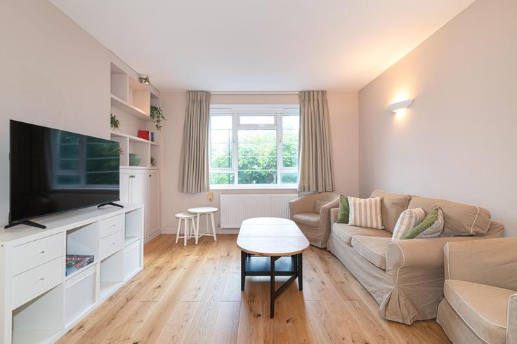 Elegant gestaltetes Wohnzimmer mit moderner Einrichtung in einer Wohnung im Building Great North Road - passthekeyss - 1593493 in London Borough of Haringey, London