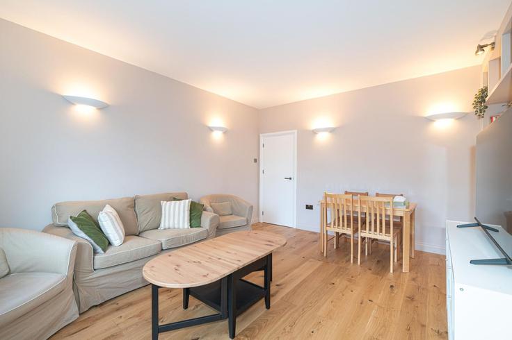 Elegant gestaltetes Wohnzimmer mit moderner Einrichtung in einer Wohnung im Building Great North Road - passthekeyss - 1593493 in London Borough of Haringey, London