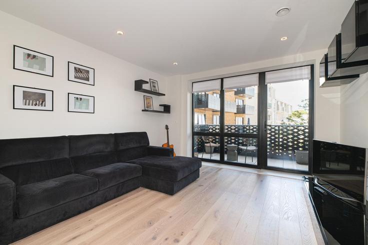 London Borough of Ealing, London에 위치한 Building Middle road - passthekeyss - 1589908 유닛의 세련된 인테리어가 돋보이는 거실 London Borough of Ealing, London에 위치한 Building Middle road - passthekeyss - 1589908 유닛의 세련된 인테리어가 돋보이는 거실
