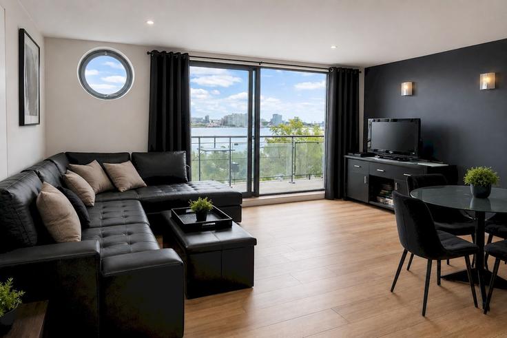 Elegant gestaltetes Wohnzimmer mit moderner Einrichtung in einer Wohnung im Building Tideslea Path - passthekeyss - 1590400 in Royal Borough of Greenwich, London
