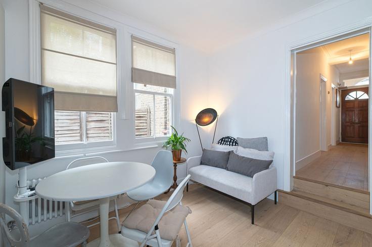 Salle de séjour élégante avec mobilier moderne dans un appartement à Building Claude Road - passthekeyss - 1600722 à London Borough of Newham, London Salle de séjour élégante avec mobilier moderne dans un appartement à Building Claude Road - passthekeyss - 1600722 à London Borough of Newham, London