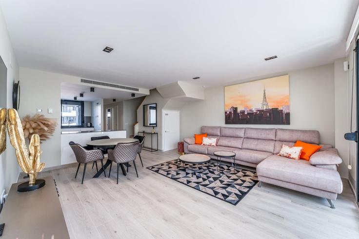 Fuengirola, Fuengirola에 위치한 Building Calle Encinas - passthekeyss - 1601849 유닛의 세련된 인테리어가 돋보이는 거실 Fuengirola, Fuengirola에 위치한 Building Calle Encinas - passthekeyss - 1601849 유닛의 세련된 인테리어가 돋보이는 거실