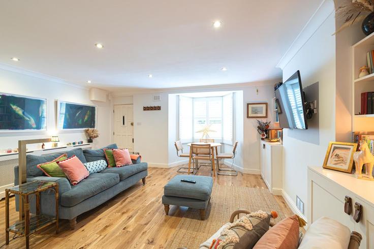 Building Coningham Road - passthekeyss - 1626424 adresindeki bir dairede modern mobilyalarla zarif bir şekilde tasarlanmış oturma odası London Borough of Hammersmith and Fulham, London Building Coningham Road - passthekeyss - 1626424 adresindeki bir dairede modern mobilyalarla zarif bir şekilde tasarlanmış oturma odası London Borough of Hammersmith and Fulham, London