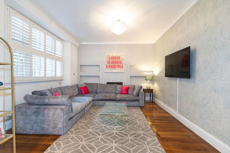 Elegant gestaltetes Wohnzimmer mit moderner Einrichtung in einer Wohnung im Building Queen's Gate - passthekeyss - 1622454 in Royal Borough of Kensington and Chelsea, London
