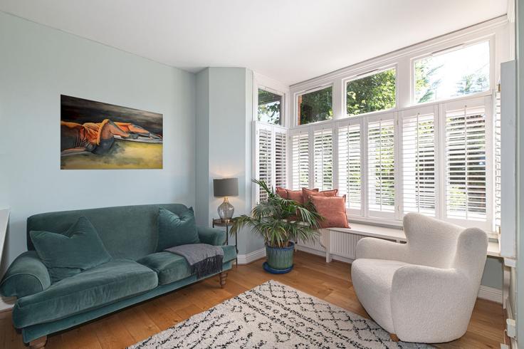 Elegantly designed living room with modern furnishings in an apartment at Building Conyers Road - passthekeyss - 1612054 in London Borough of Lambeth, London Elegantly designed living room with modern furnishings in an apartment at Building Conyers Road - passthekeyss - 1612054 in London Borough of Lambeth, London
