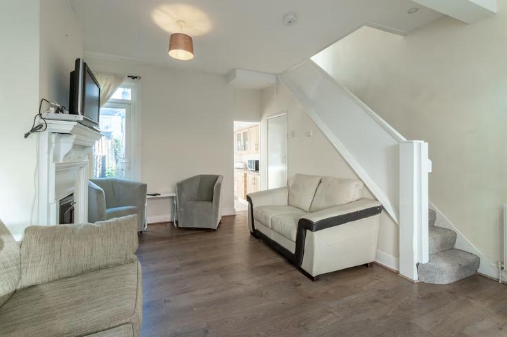 Elegant gestaltetes Wohnzimmer mit moderner Einrichtung in einer Wohnung im Building Oakleigh Avenue - passthekeyss - 1634023 in Southend-on-Sea, Southend-on-Sea Elegant gestaltetes Wohnzimmer mit moderner Einrichtung in einer Wohnung im Building Oakleigh Avenue - passthekeyss - 1634023 in Southend-on-Sea, Southend-on-Sea