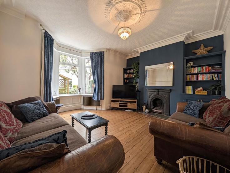 Elegante sala de estar con mobiliario moderno en un apartamento en Building Warkworth Avenue - passthekeyss - 1635960 en North Tyneside District, Whitley Bay Elegante sala de estar con mobiliario moderno en un apartamento en Building Warkworth Avenue - passthekeyss - 1635960 en North Tyneside District, Whitley Bay