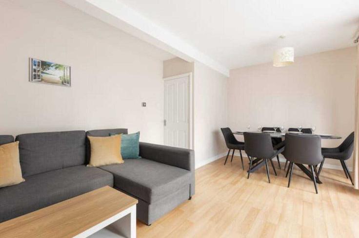Elegante sala de estar con mobiliario moderno en un apartamento en Building Strathan Close - passthekeyss - 1641616 en London Borough of Wandsworth, London Elegante sala de estar con mobiliario moderno en un apartamento en Building Strathan Close - passthekeyss - 1641616 en London Borough of Wandsworth, London
