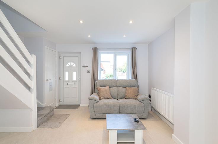 Elegant gestaltetes Wohnzimmer mit moderner Einrichtung in einer Wohnung im Building Dixon Close - passthekeyss - 1642738 in London Borough of Newham, London Elegant gestaltetes Wohnzimmer mit moderner Einrichtung in einer Wohnung im Building Dixon Close - passthekeyss - 1642738 in London Borough of Newham, London
