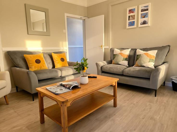 Elegante sala de estar con mobiliario moderno en un apartamento en Building Friars' Road - passthekeyss - 1642979 en Bangor, Bangor