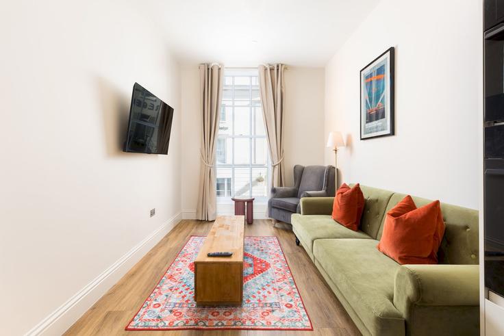 Warwick District, Leamington Spa에 위치한 Building Bedford Street - passthekeyss - 1648376 유닛의 세련된 인테리어가 돋보이는 거실 Warwick District, Leamington Spa에 위치한 Building Bedford Street - passthekeyss - 1648376 유닛의 세련된 인테리어가 돋보이는 거실