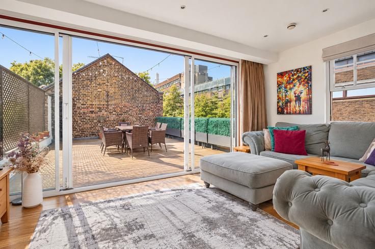 Sala de estar elegantemente projetada com móveis modernos em um apartamento no Building Ashby Street - passthekeyss - 1695016 em London Borough of Islington, London