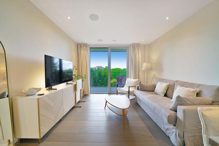 Elegant gestaltetes Wohnzimmer mit moderner Einrichtung in einer Wohnung im Building Espalier Gardens - passthekeyss - 1695746 in London Borough of Camden, London