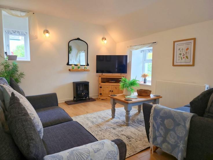 Sala de estar elegantemente projetada com móveis modernos em um apartamento no Building Bull Bay Road - passthekeyss - 1697136 em Amlwch, Amlwch