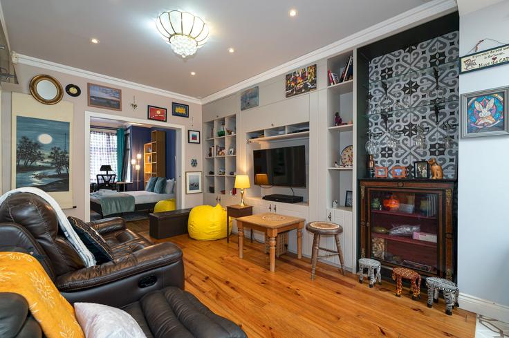 Elegant gestaltetes Wohnzimmer mit moderner Einrichtung in einer Wohnung im Building Fulham Palace Road - passthekeyss - 1697712 in London Borough of Hammersmith and Fulham, London Elegant gestaltetes Wohnzimmer mit moderner Einrichtung in einer Wohnung im Building Fulham Palace Road - passthekeyss - 1697712 in London Borough of Hammersmith and Fulham, London