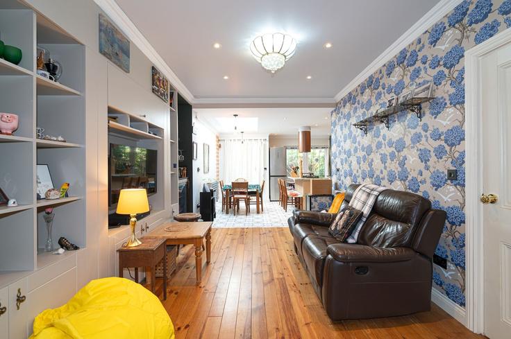Sala de estar elegantemente projetada com móveis modernos em um apartamento no Building Fulham Palace Road - passthekeyss - 1697712 em London Borough of Hammersmith and Fulham, London