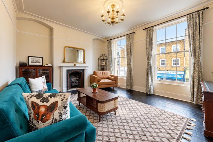 Building Theberton Street - passthekeyss - 1699123 adresindeki bir dairede modern mobilyalarla zarif bir şekilde tasarlanmış oturma odası London Borough of Islington, London