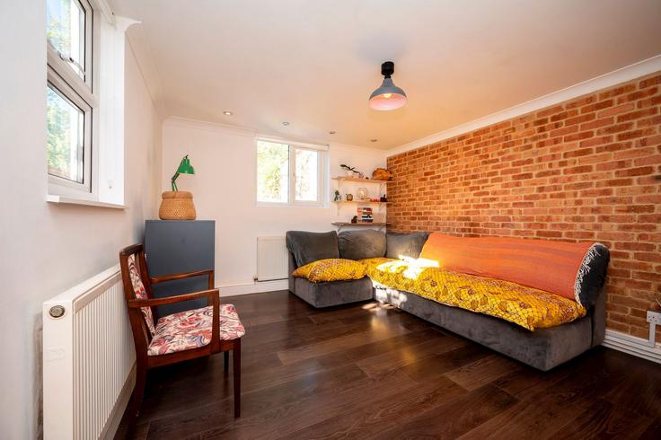 Building Faversham Road - passthekeyss - 1699968 adresindeki bir dairede modern mobilyalarla zarif bir şekilde tasarlanmış oturma odası London Borough of Lewisham, London Building Faversham Road - passthekeyss - 1699968 adresindeki bir dairede modern mobilyalarla zarif bir şekilde tasarlanmış oturma odası London Borough of Lewisham, London