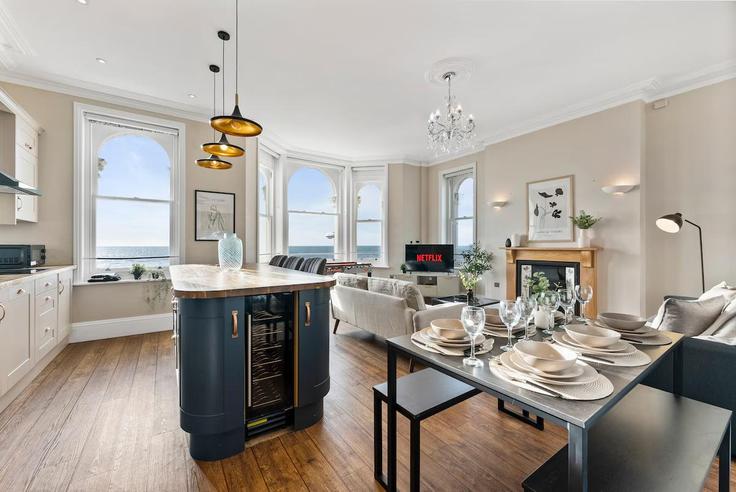 Sala de estar elegantemente projetada com móveis modernos em um apartamento no Building Liverpool Terrace - passtheproperty - 1470260 em Worthing, Worthing Sala de estar elegantemente projetada com móveis modernos em um apartamento no Building Liverpool Terrace - passtheproperty - 1470260 em Worthing, Worthing