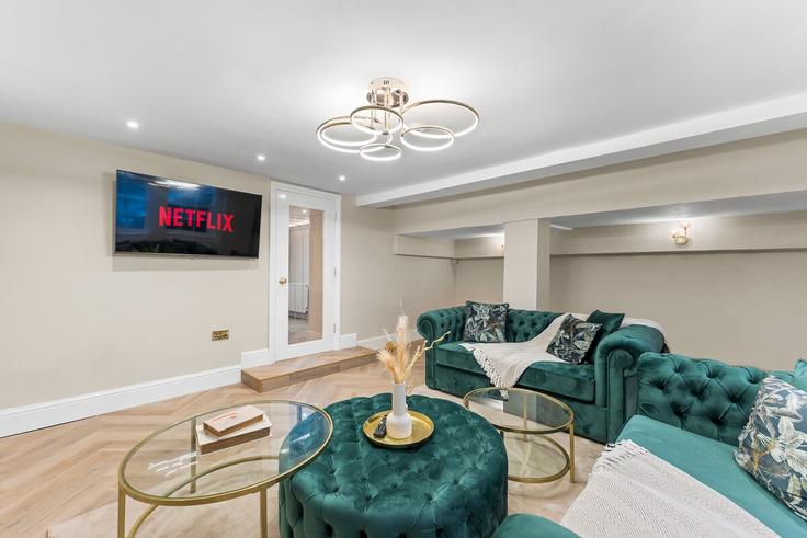 Bath, Bath 소재 Building Barton Street - passtheproperty - 1058701 - LON 유닛에 마련된, 현대적인 가구로 꾸며진 우아한 디자인의 거실 Bath, Bath 소재 Building Barton Street - passtheproperty - 1058701 - LON 유닛에 마련된, 현대적인 가구로 꾸며진 우아한 디자인의 거실