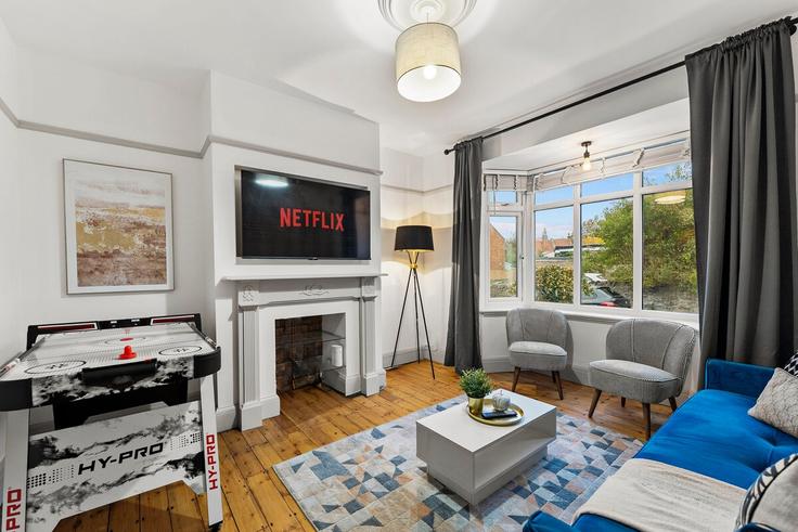 Elegante sala de estar con mobiliario moderno en un apartamento en Building Crews Hole Road - passtheproperty - 1328022 en Bristol, Bristol