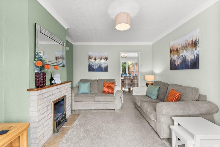 Elegante sala de estar con mobiliario moderno en un apartamento en Building Kings Road - passtheproperty - 1051473 - LON en Wychavon District, Evesham