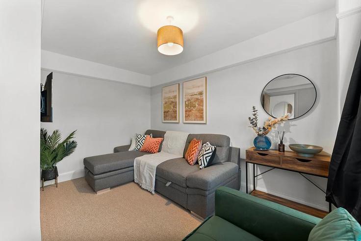 Elegante sala de estar con mobiliario moderno en un apartamento en Building Crews Hole Road - passtheproperty - 1051435 - LON en Bristol, Bristol