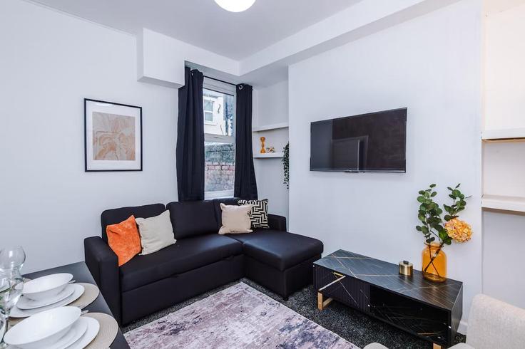 Sala de estar elegantemente projetada com móveis modernos em um apartamento no Building Newcombe Street - passtheproperty - 1436648 em Liverpool, Liverpool