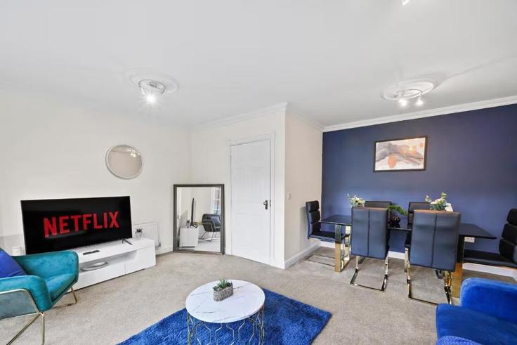 Sala de estar elegantemente projetada com móveis modernos em um apartamento no Building Phoenix Boulevard - passtheproperty - 1051506 - LON em York, York