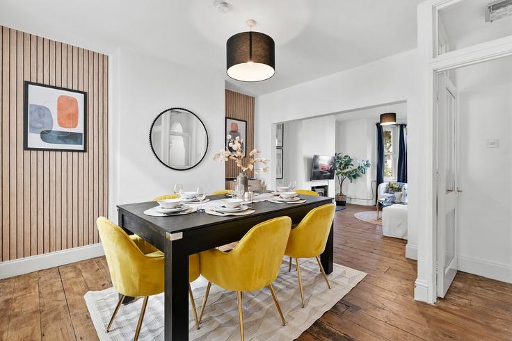 Building Pulteney Road (South) - passtheproperty - 1334295 adresindeki bir dairede şık sandalyeli yemek masası Bath, Bath