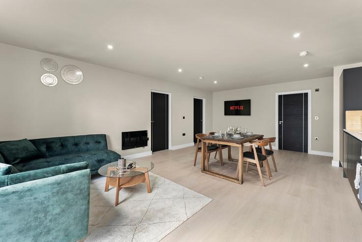 Building Wellsford Avenue - passtheproperty - 1365971 adresindeki bir dairede modern mobilyalarla zarif bir şekilde tasarlanmış oturma odası Metropolitan Borough of Solihull, Solihull