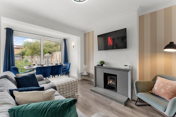 Sala de estar elegantemente projetada com móveis modernos em um apartamento no Building Chalmers Road - passtheproperty - 1075815 - LON em Cambridge, Cambridge Sala de estar elegantemente projetada com móveis modernos em um apartamento no Building Chalmers Road - passtheproperty - 1075815 - LON em Cambridge, Cambridge