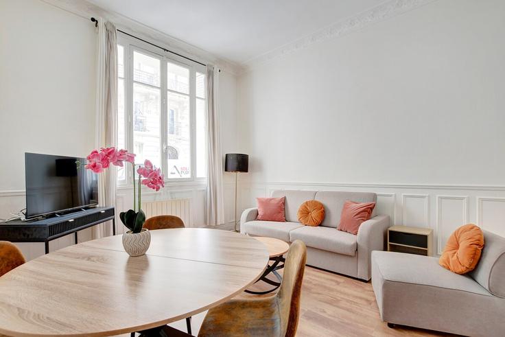 Elegant gestaltetes Wohnzimmer mit moderner Einrichtung in einer Wohnung im Building Rue Coysevox - passy-real-estate-management - 1364300 in 18th arrondissement, Paris Elegant gestaltetes Wohnzimmer mit moderner Einrichtung in einer Wohnung im Building Rue Coysevox - passy-real-estate-management - 1364300 in 18th arrondissement, Paris