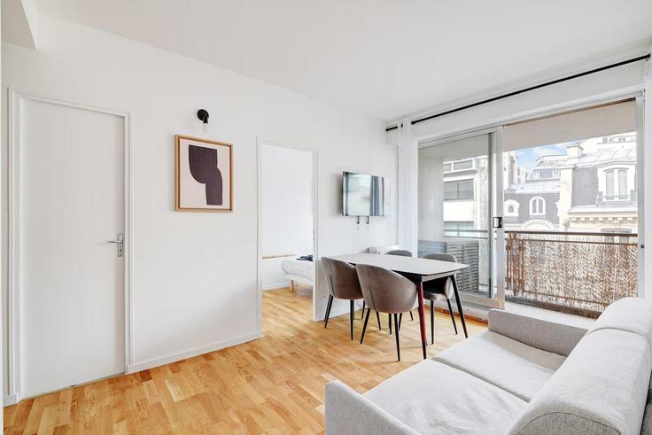 Elegante sala de estar con mobiliario moderno en un apartamento en Building Avenue d'Iéna - passy-real-estate-management - 1325081 en 16th arrondissement, Paris