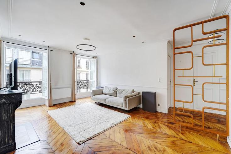 Paris 3rd arrondissementのBuilding Rue Debelleyme - passy-real-estate-management - 1363979のアパートメントにある、モダンな家具を備えたエレガントなデザインのリビングルーム