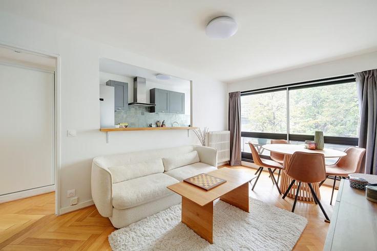 Elegante sala de estar con mobiliario moderno en un apartamento en Building Avenue du Général Leclerc - passy-real-estate-management - 1319621 en Boulogne-Billancourt, Boulogne-Billancourt