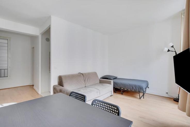 Building Rue de la Chaussée d'Antin - passy-real-estate-management - 1286433 - PAR adresindeki bir dairede modern mobilyalarla zarif bir şekilde tasarlanmış oturma odası 9th arrondissement, Paris Building Rue de la Chaussée d'Antin - passy-real-estate-management - 1286433 - PAR adresindeki bir dairede modern mobilyalarla zarif bir şekilde tasarlanmış oturma odası 9th arrondissement, Paris