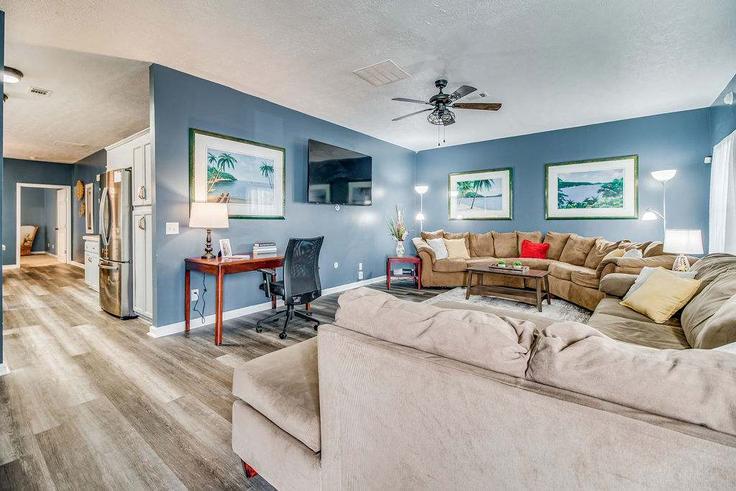 Salle de séjour élégante avec mobilier moderne dans un appartement à Building Cambria Drive - patriot-american-homes - 1367375 à Pensacola, Pensacola Salle de séjour élégante avec mobilier moderne dans un appartement à Building Cambria Drive - patriot-american-homes - 1367375 à Pensacola, Pensacola