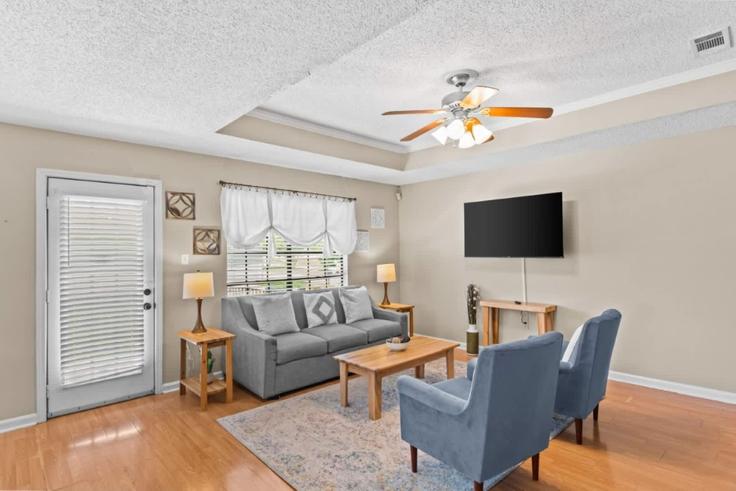 Elegante sala de estar con mobiliario moderno en un apartamento en Building Westhaven Boulevard - patriot-american-homes - 1519869 en Baton Rouge, Baton Rouge Elegante sala de estar con mobiliario moderno en un apartamento en Building Westhaven Boulevard - patriot-american-homes - 1519869 en Baton Rouge, Baton Rouge