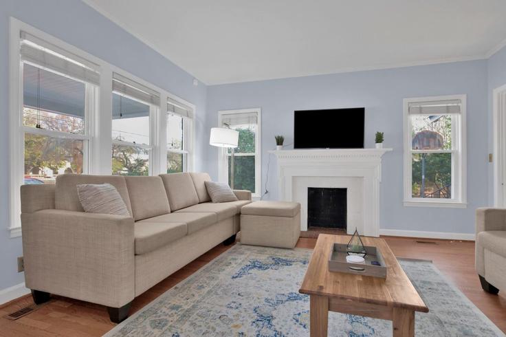 Fayetteville FayettevilleのBuilding Fort Bragg Road - patriot-american-homes - 1367383のアパートメントにある、モダンな家具を備えたエレガントなデザインのリビングルーム