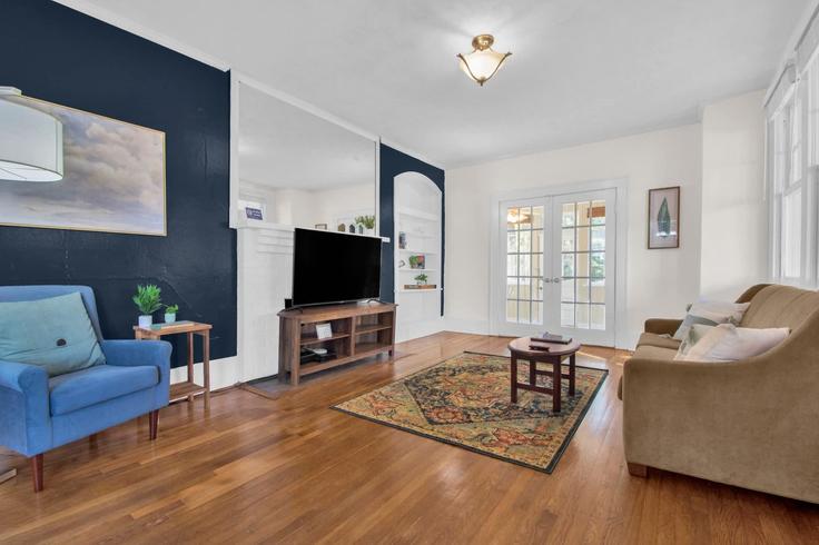 Salle de séjour élégante avec mobilier moderne dans un appartement à Building Pearl Street - patriot-american-homes - 1367380 à Fayetteville, Fayetteville