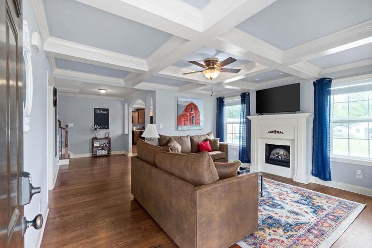 Salle de séjour élégante avec mobilier moderne dans un appartement à Building E Street - patriot-american-homes - 1367378 à Clarksville, Clarksville