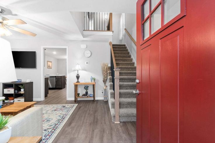 Salle de séjour élégante avec mobilier moderne dans un appartement à Building Central Avenue - patriot-american-homes - 1367385 à Clarksville, Clarksville