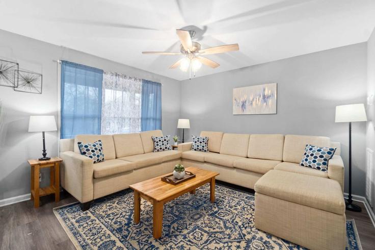 Salle de séjour élégante avec mobilier moderne dans un appartement à Building Central Avenue - patriot-american-homes - 1367377 à Clarksville, Clarksville