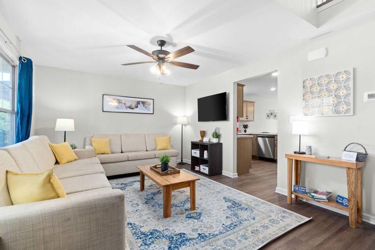 Salle de séjour élégante avec mobilier moderne dans un appartement à Building Central Avenue - patriot-american-homes - 1367382 à Clarksville, Clarksville